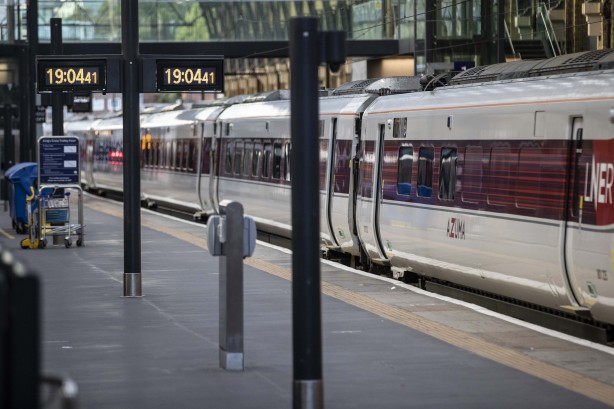 Foto - Vatandaşlar tüm planlarını değiştiriyor! İngiltere'yi sarsan karar