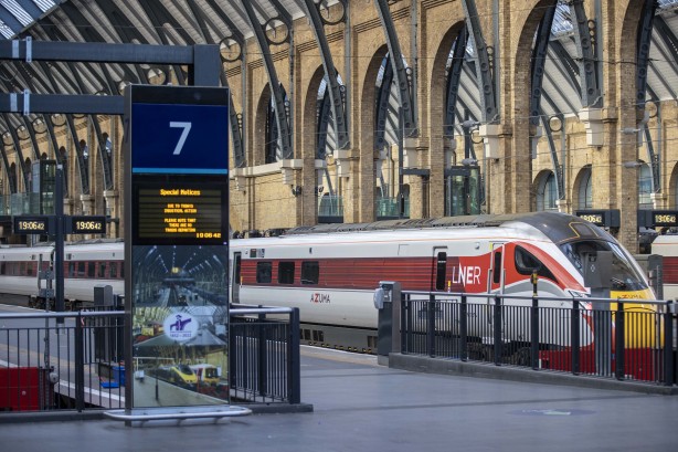 Foto - Vatandaşlar tüm planlarını değiştiriyor! İngiltere'yi sarsan karar