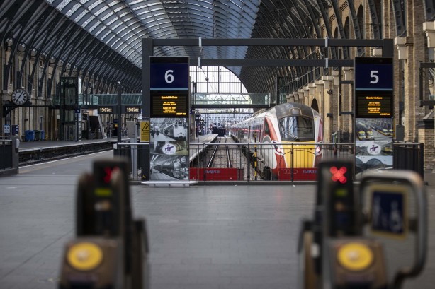 Foto - Vatandaşlar tüm planlarını değiştiriyor! İngiltere'yi sarsan karar