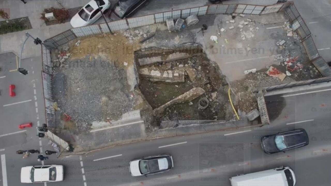 Foto - Vatandaşlar ve esnaf isyan etti! İBB'den bitmeyen yol çilesi