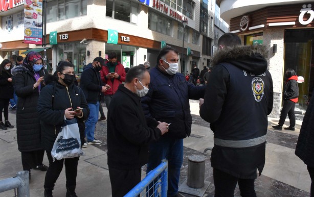 Foto - Vatandaşlara hoparlörler ile çağrılar yapılıyor