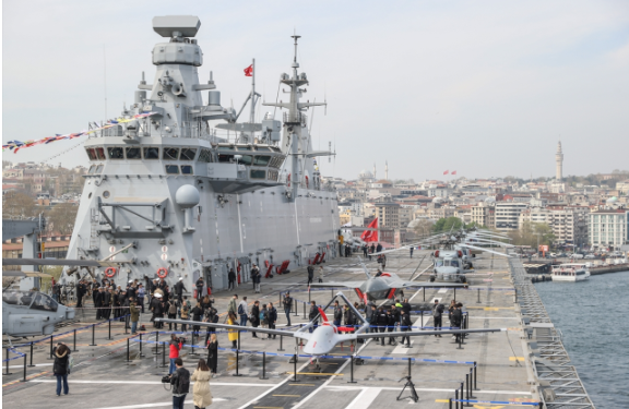 Foto - Vatandaşlardan TCG Anadolu'ya yoğun ilgi! Gemiye giren oraya koşuyor