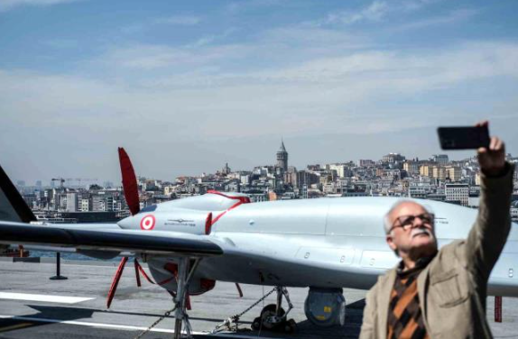 Foto - Vatandaşlardan TCG Anadolu'ya yoğun ilgi! Gemiye giren oraya koşuyor