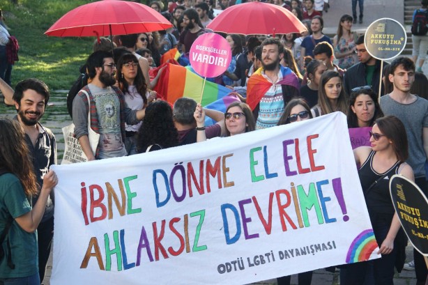 Foto - Vatandaşlardan Tuğçe Kazaz'ın 'LGBT' protestosuna tam destek! Çığ gibi büyüyor