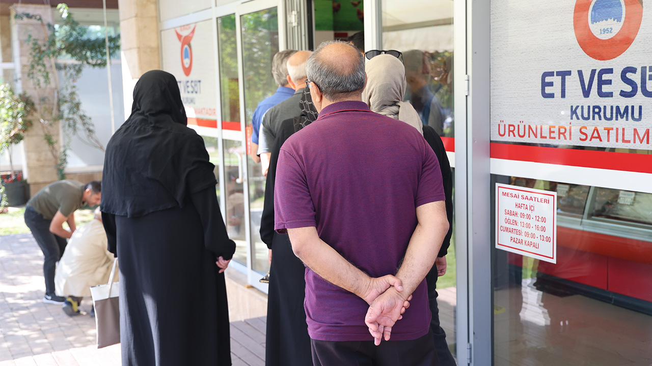 Foto - Vatandaşların hizmetine sunuldu! Bu mağazada etler yarı fiyatına