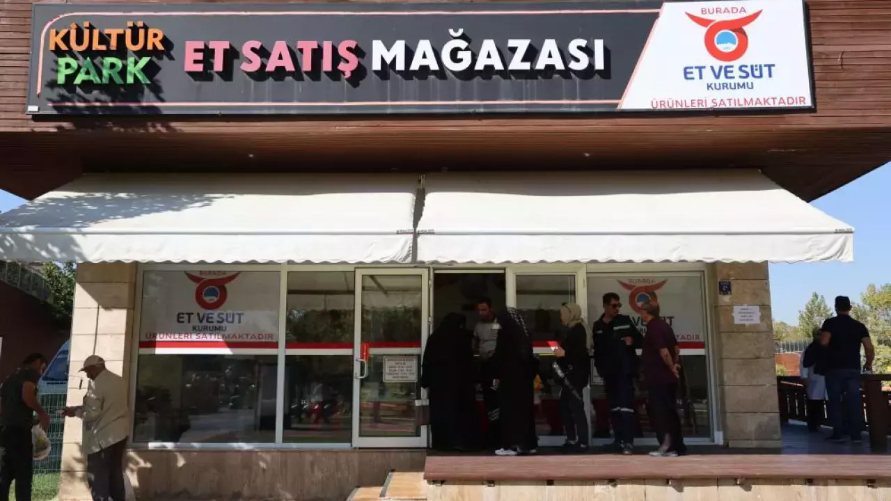 Vatandaşların hizmetine sunuldu! Bu mağazada etler yarı fiyatına