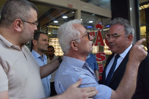 Foto - Vatandaştan CHP'li heyeti terleten tepki! Faik Öztrak hızla uzaklaştı
