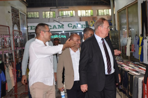 Foto - Vatandaştan CHP'li heyeti terleten tepki! Faik Öztrak hızla uzaklaştı