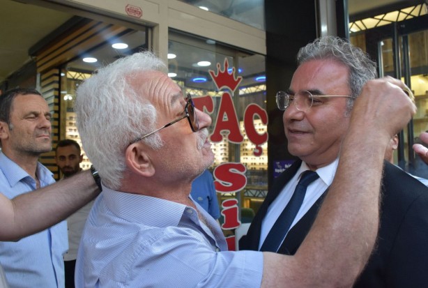 Foto - Vatandaştan CHP'li heyeti terleten tepki! Faik Öztrak hızla uzaklaştı