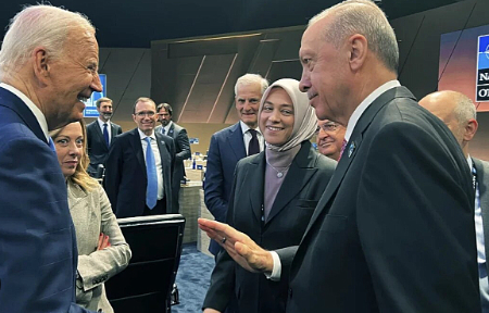 Foto - Vay be.. 4 uçakla gitmiş he?! Korumalarını da götürmüş öyle mi?!