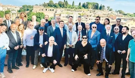 Foto - Vay be.. 4 uçakla gitmiş he?! Korumalarını da götürmüş öyle mi?!