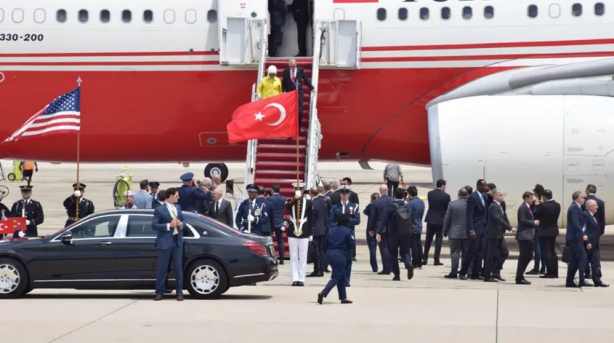 Foto - Vay be.. 4 uçakla gitmiş he?! Korumalarını da götürmüş öyle mi?!