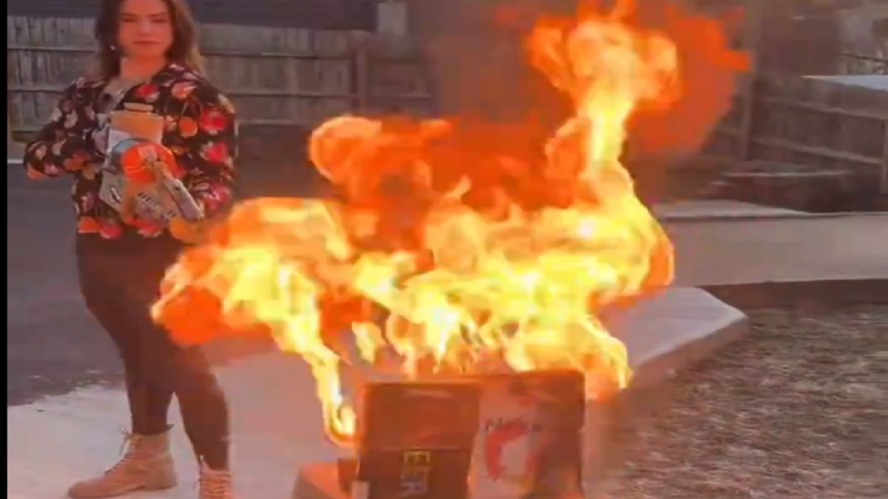 Foto - Vay namussuz vay! Ünlü siyasetçi, alev makinesiyle Kur’an-ı Kerim yaktı