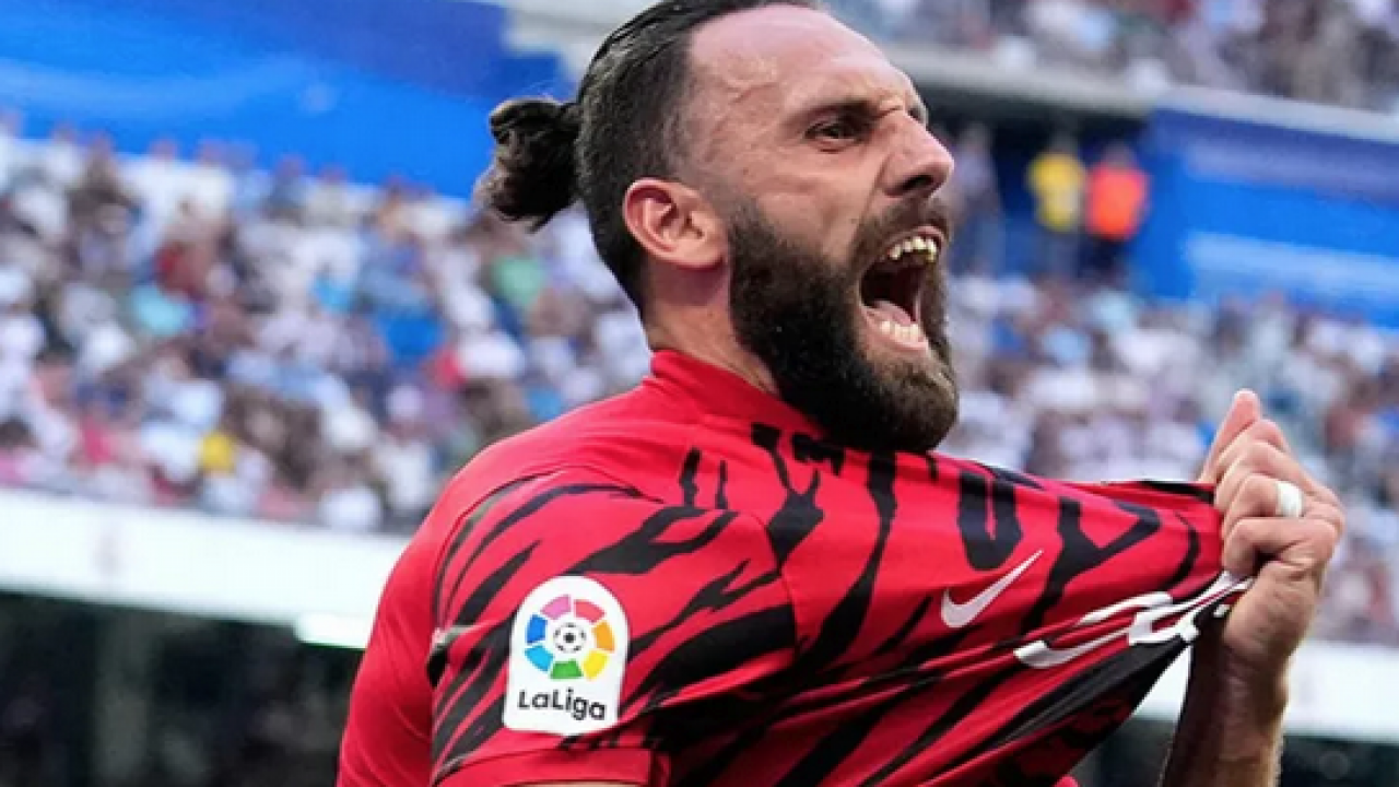 Foto - Vedat Muriqi, Barcelona kalecisini tekmesiyle yere serdi! Maçın hakemine ağır tepki var