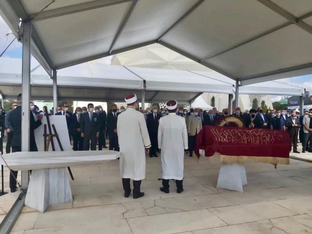 Vehbi ve Mustafa Koç gibi... Suna Kıraç'ın cenazesinde dikkat çeken görüntü!