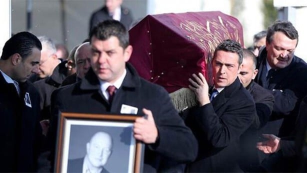 Foto - Vehbi ve Mustafa Koç gibi... Suna Kıraç'ın cenazesinde dikkat çeken görüntü!