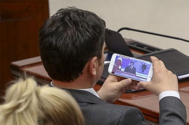 Foto - Vekiller Davutoğlu'nu böyle izledi 