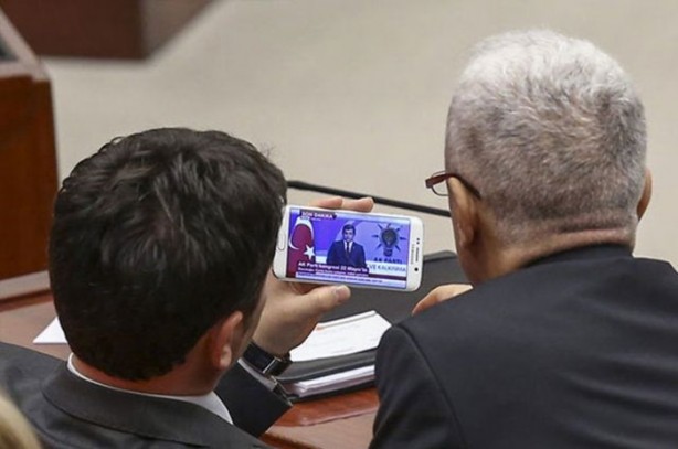 Foto - Vekiller Davutoğlu'nu böyle izledi 