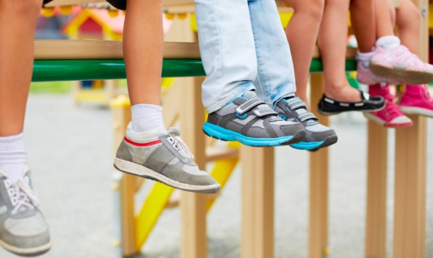 Veliler dikkat: Ortopedik ve deri ayakkabı tercih edin