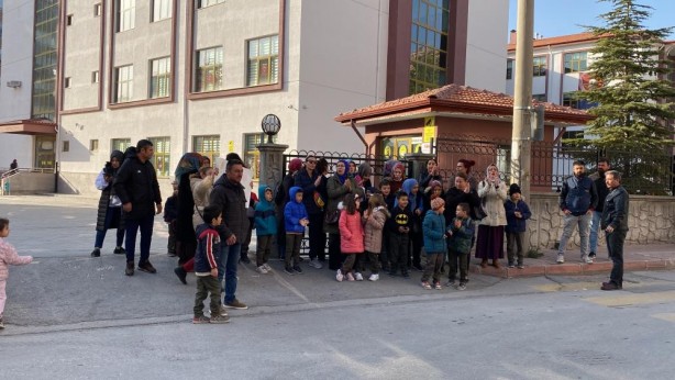 Veliler öğretmen için eylem yaptı