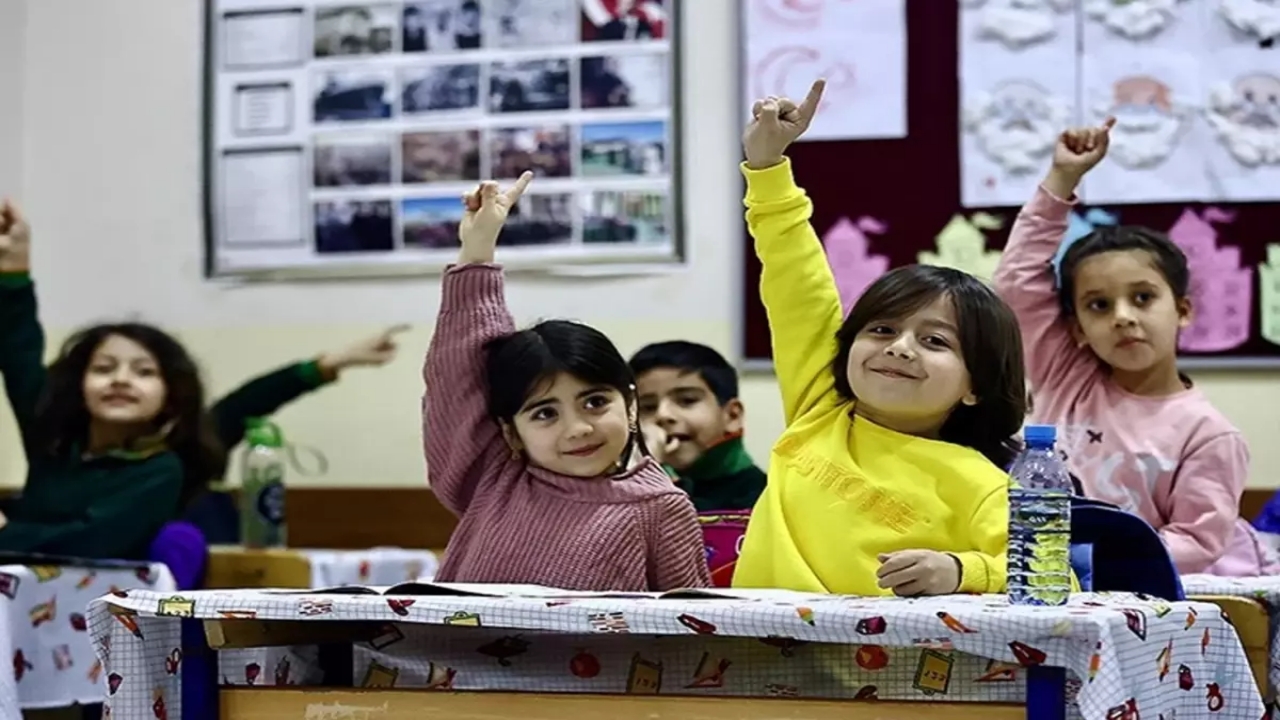 Veliler ve öğrenciler dikkat! İstanbul’da okula gidiş saatleri değişti