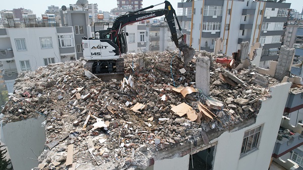 Foto - Velilerin korkulu rüyası olmuştu! O bina yıkıldı