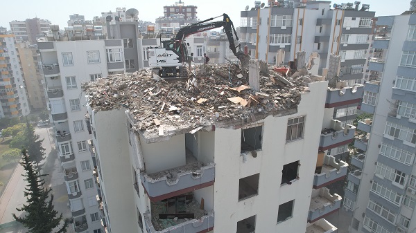 Foto - Velilerin korkulu rüyası olmuştu! O bina yıkıldı