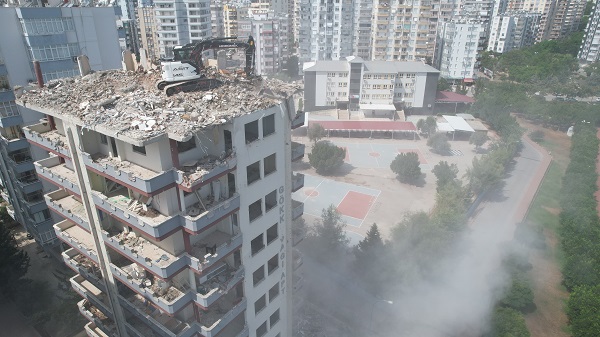 Velilerin korkulu rüyası olmuştu! O bina yıkıldı