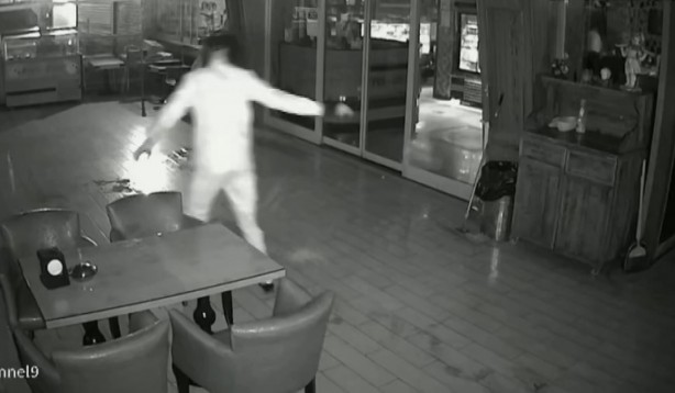 Foto - Vicdansız, şehir magandaları! Haraç vermeyince ekmek kapıları kundaklandı