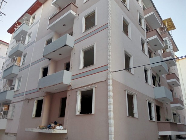 Foto - Vicdansızlar! Daire duvarlarını delerek depremzedelerin eşyalarını çaldılar