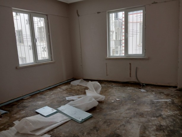 Foto - Vicdansızlar! Daire duvarlarını delerek depremzedelerin eşyalarını çaldılar