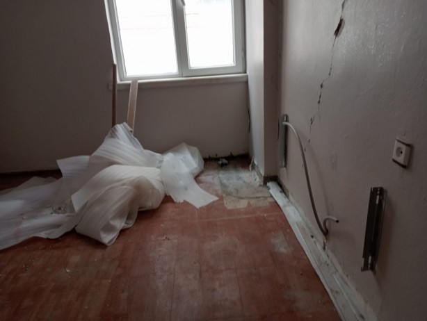 Foto - Vicdansızlar! Daire duvarlarını delerek depremzedelerin eşyalarını çaldılar