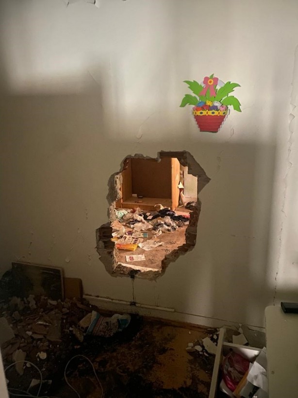 Foto - Vicdansızlar! Daire duvarlarını delerek depremzedelerin eşyalarını çaldılar