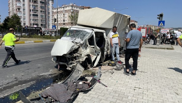 Foto - Vidanjörle kamyonet çarpıştı: Yaralılar var
