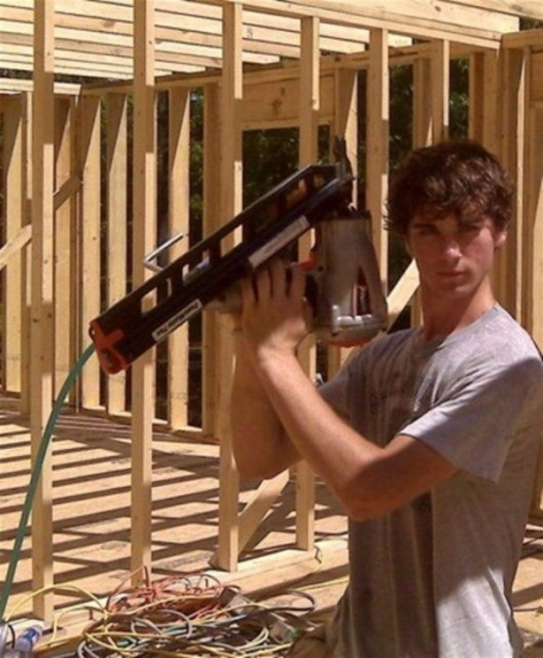 Foto - Videolardan öğrenerek ev inşa ettiler!