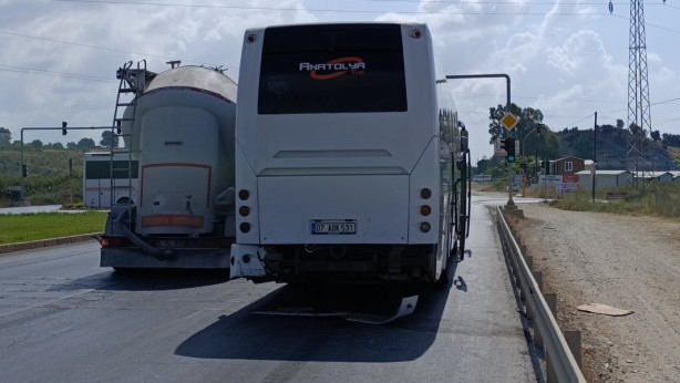 Foto - VIP tur aracı, tur otobüsüyle çarpıştı