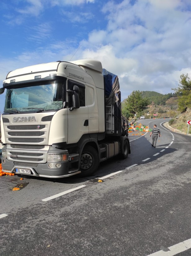 Foto - Viraja hızlı giren tırın dorsesindeki portakallar yola devrildi! 
