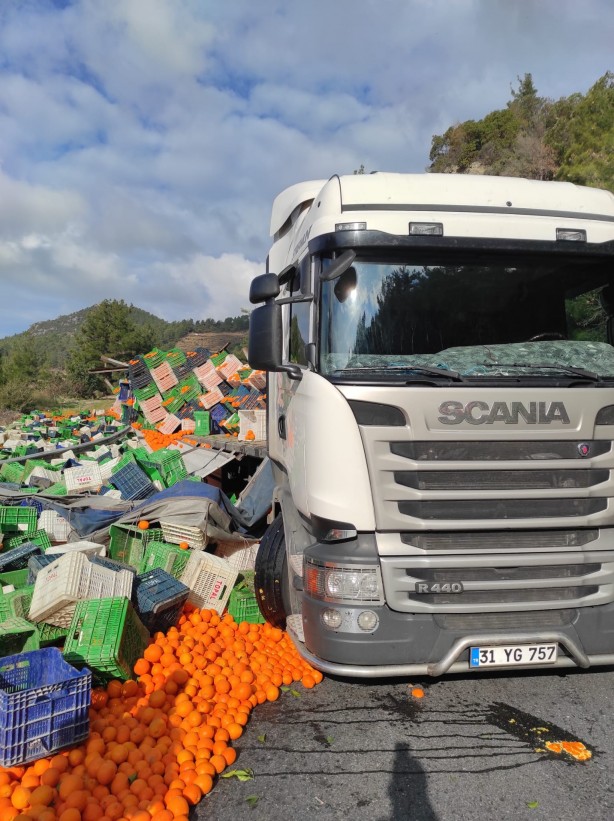 Foto - Viraja hızlı giren tırın dorsesindeki portakallar yola devrildi! 