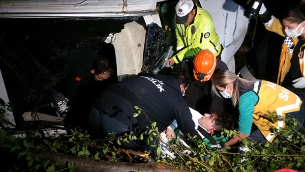 Foto - Virajı alamayan araç uçuruma yuvarlandı