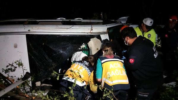 Foto - Virajı alamayan araç uçuruma yuvarlandı