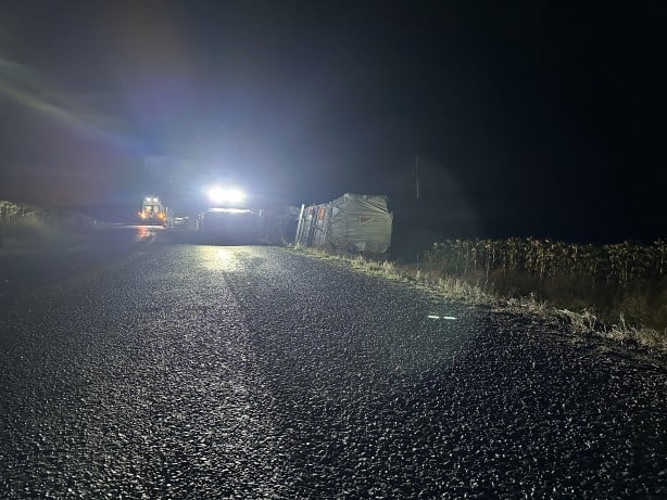 Virajı alamayan tır devrildi