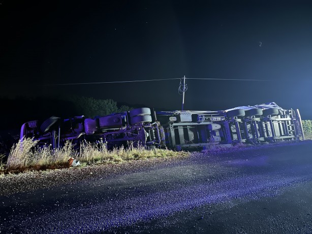 Foto - Virajı alamayan tır devrildi