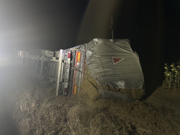 Foto - Virajı alamayan tır devrildi