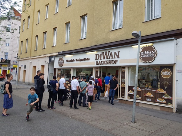 Foto - Viyana'daki gurbetçi Türklerin sıcak pide kuyruğu