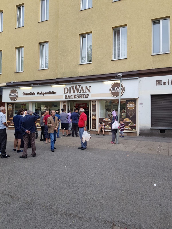 Viyana'daki gurbetçi Türklerin sıcak pide kuyruğu