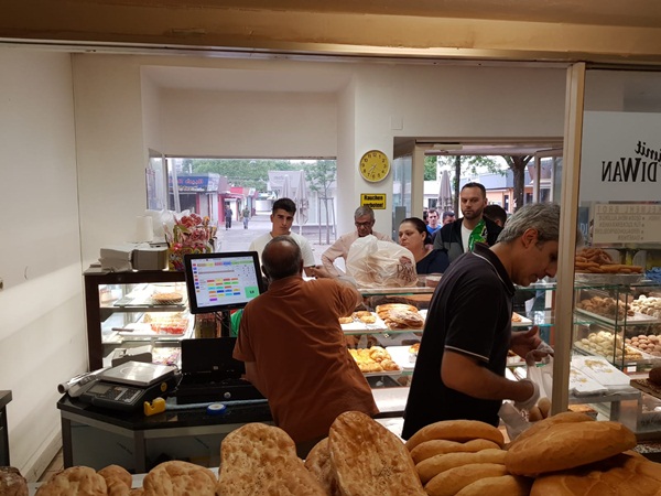 Foto - Viyana'daki gurbetçi Türklerin sıcak pide kuyruğu