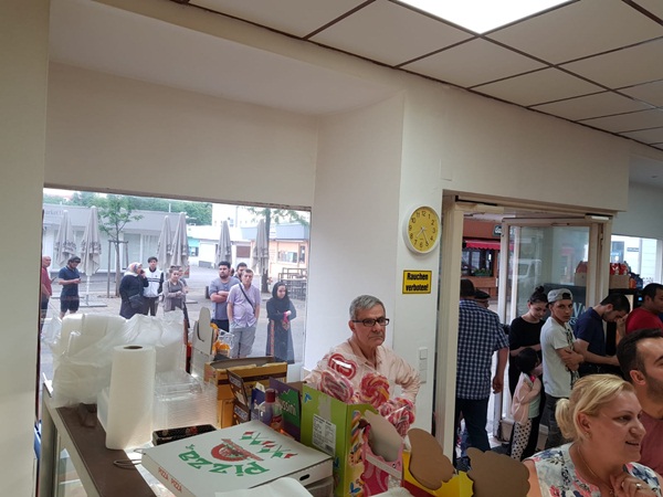 Foto - Viyana'daki gurbetçi Türklerin sıcak pide kuyruğu