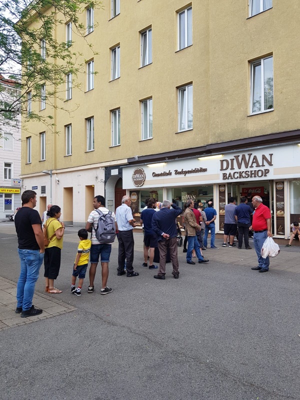 Foto - Viyana'daki gurbetçi Türklerin sıcak pide kuyruğu