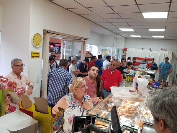 Foto - Viyana'daki gurbetçi Türklerin sıcak pide kuyruğu