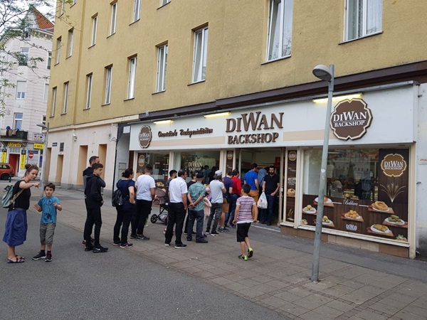 Foto - Viyana'daki gurbetçi Türklerin sıcak pide kuyruğu